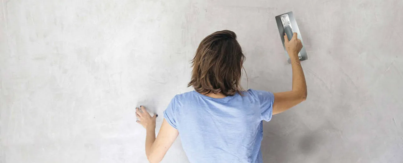 Aplicación de microcemento listo al uso en pared