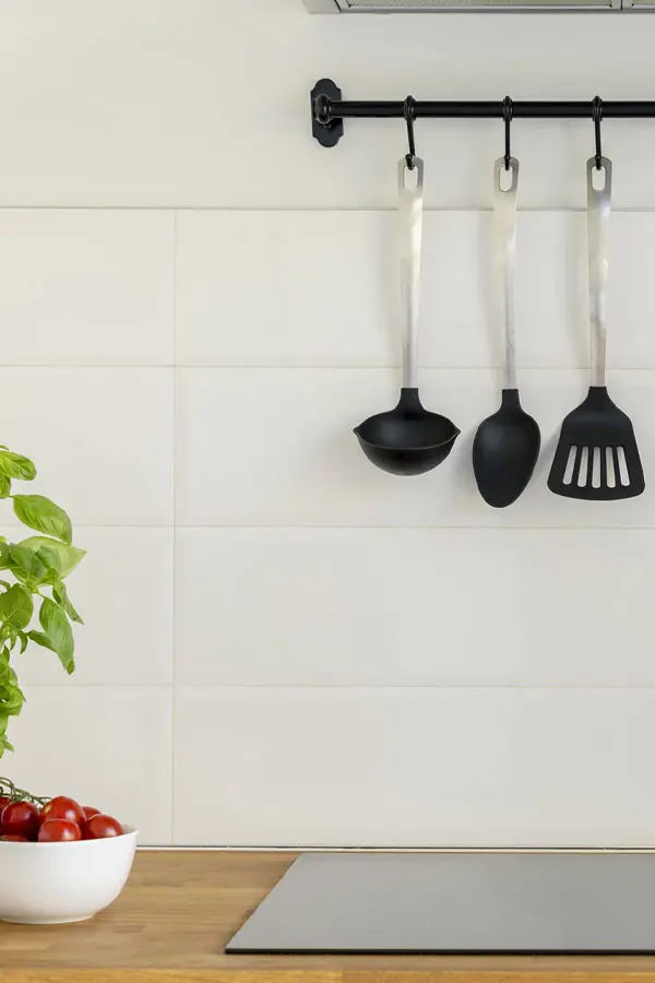 Encimera de madera con pared decorada azulejos rectangulares en blanco.