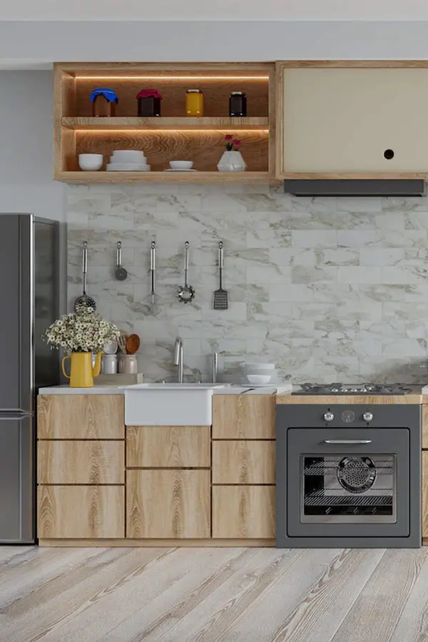 Cocina con muebles de madera y una pared de azulejos imitando a mármol.