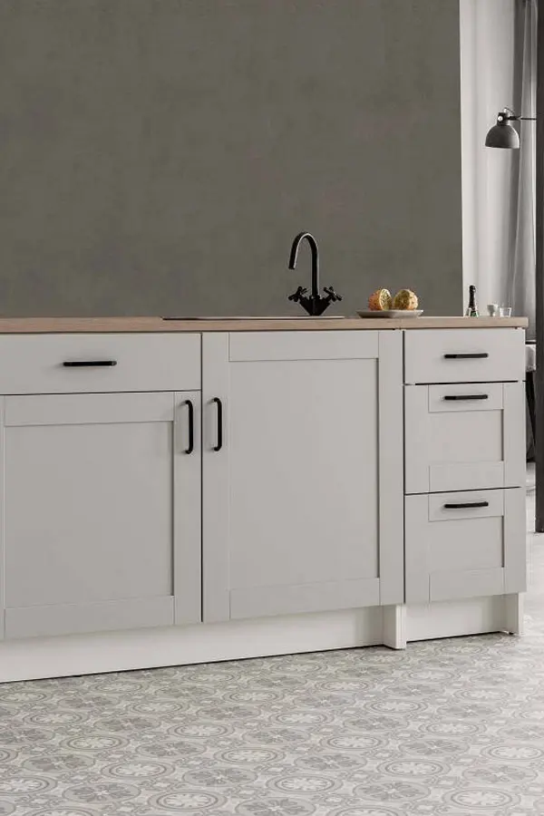 Elegante cocina con suelo en mosaico de azulejos y tonos neutros. 
