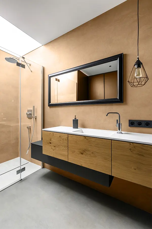 Baño moderno con microcemento en suelo de color gris