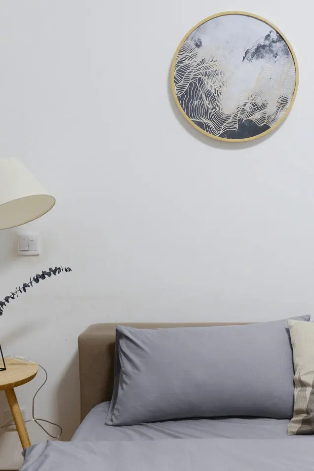 Habitación de matrimonio con cemento decorativo en las paredes
