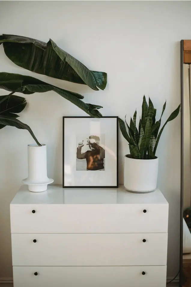 Plano detalle de mueble en dormitorio con cemento decorativo en la pared