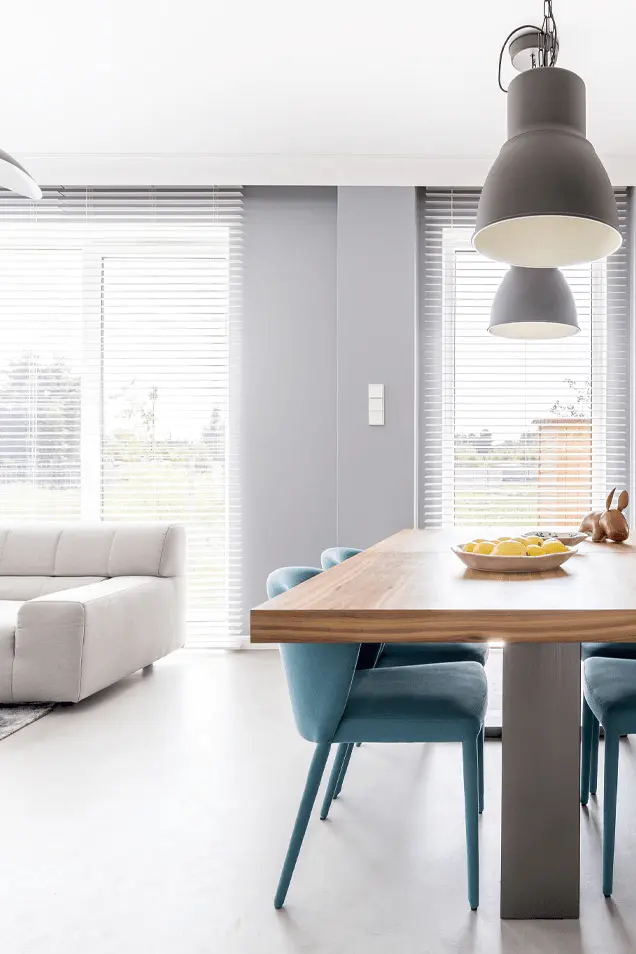Moderno salón con cocina abierta y cemento decorativo en el suelo