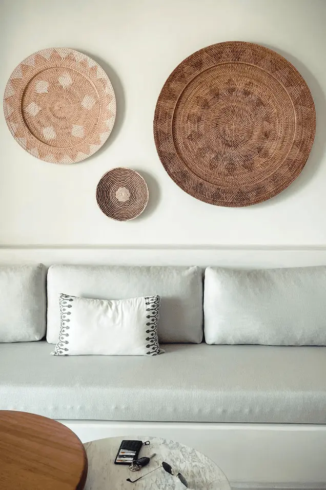 Plano detalle de una terraza interior con cemento decorativo en pared y bancada