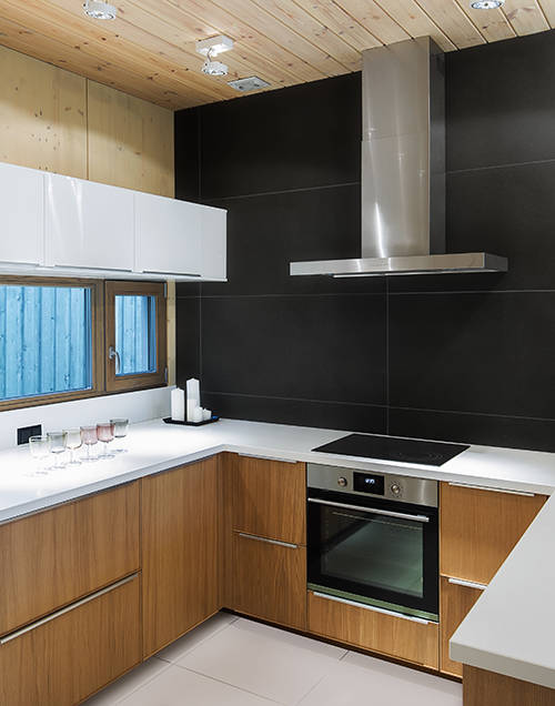 cocina pequeña con azulejos pintados
