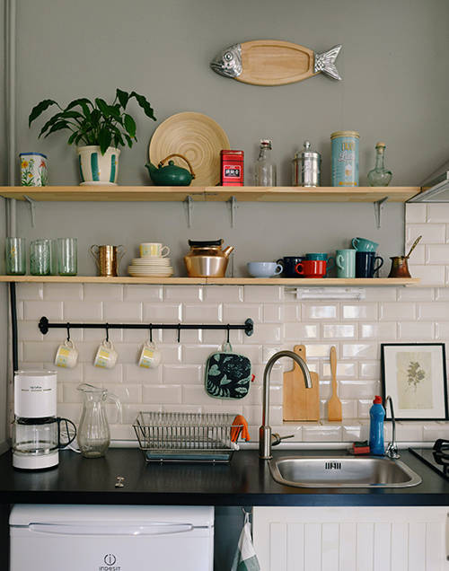 cocina pequeña con baldas
