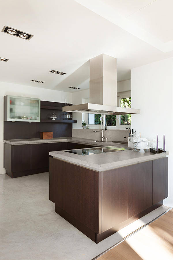 Cocina con suelo de microcemento en color beige