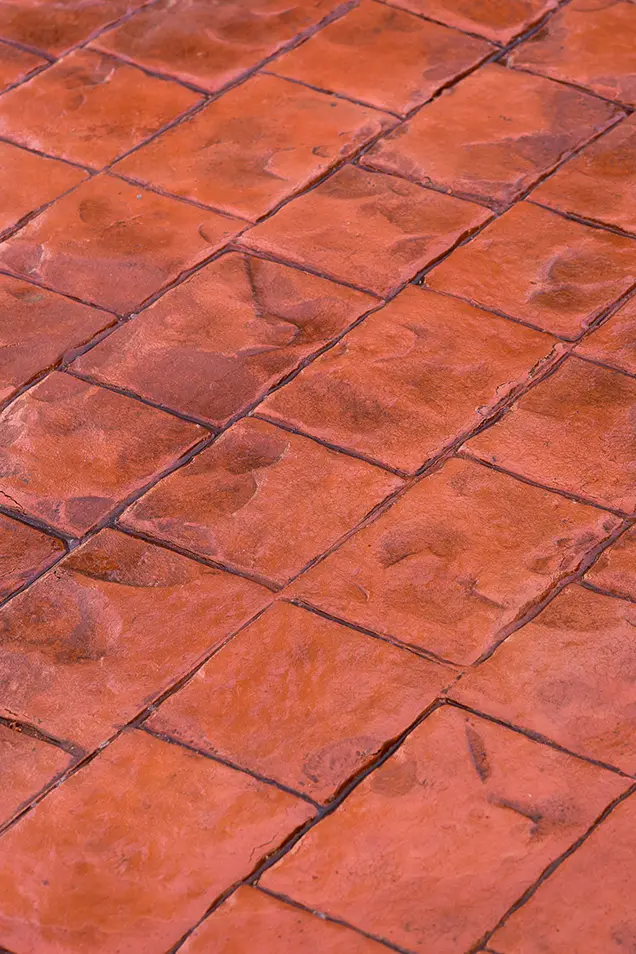 Hormigón impreso de colores rojo para crear pavimentos de ensueño