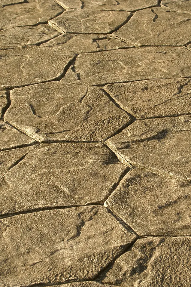 Hormigón impreso de colores tierra para entornos naturales