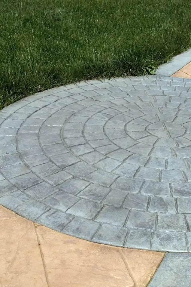 Hormigón impreso de color gris y anaranjado en el suelo
