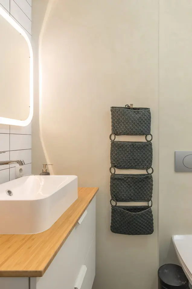 Microcemento de color beige en pared del baño