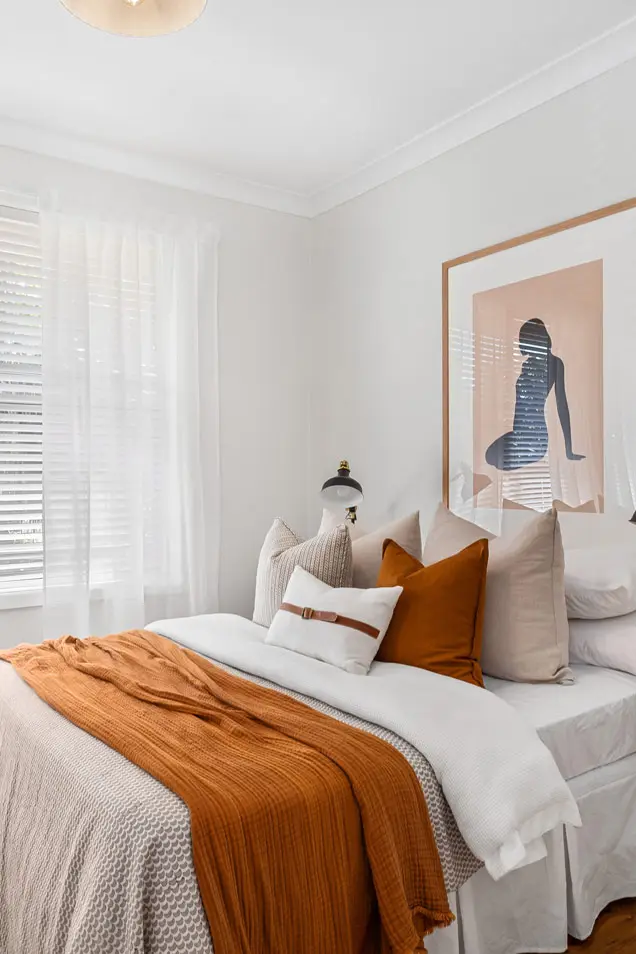 Microcemento de color blanco en paredes de una habitación
