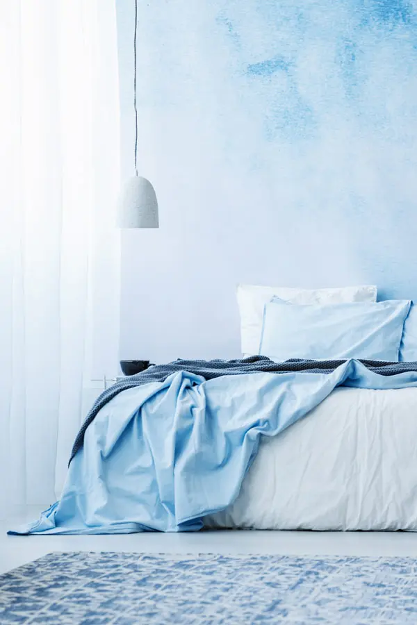 Microcemento de color blanco en el suelo de un dormitorio principal