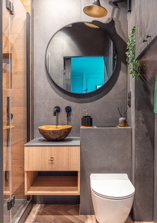 Baño con baldosas grandes
