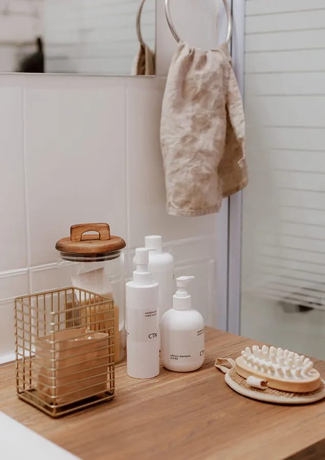 Baño con baldosas blancas tras pintar