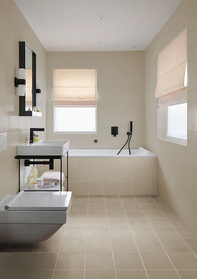 Baño con baldosas blancas 