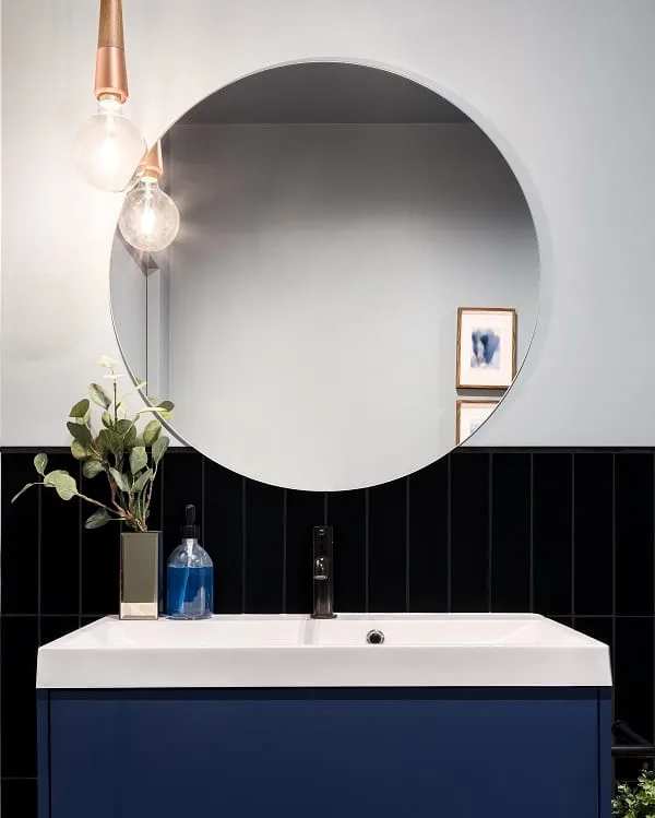 Baño con baldosas de color negro