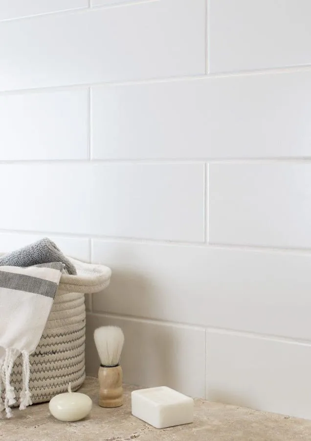 Baño con baldosas después de pintar