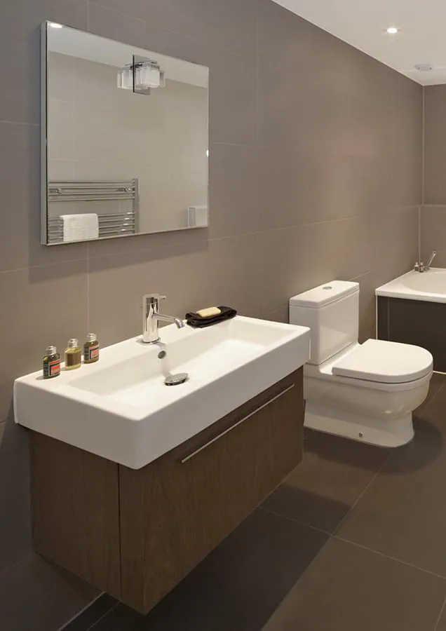 Baño con baldosas elegantes