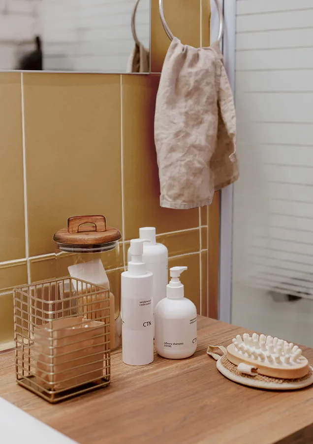 Baño con baldosas marrones sin pintar