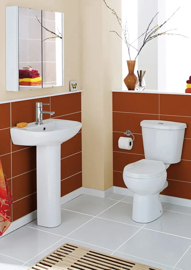 Baño con baldosas naranjas