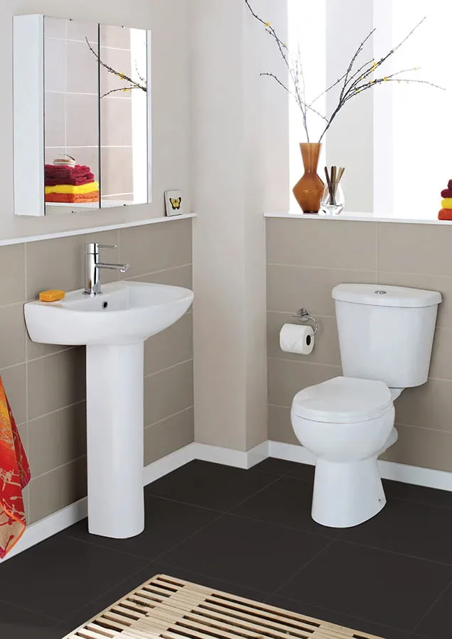 Baño con baldosas pintadas de gris