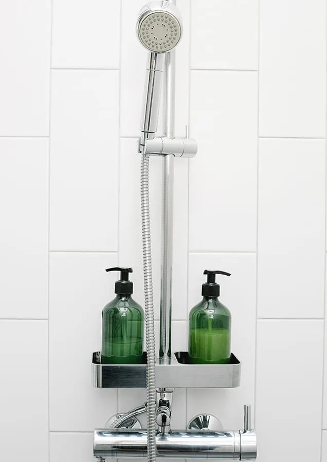 Baño con baldosas renovadas