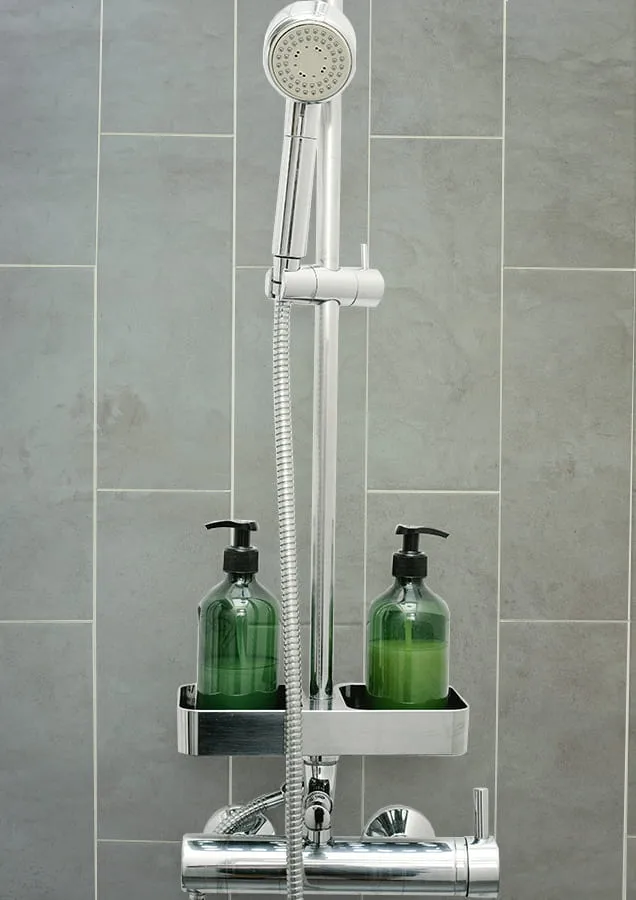 Baño con baldosas sin pintar