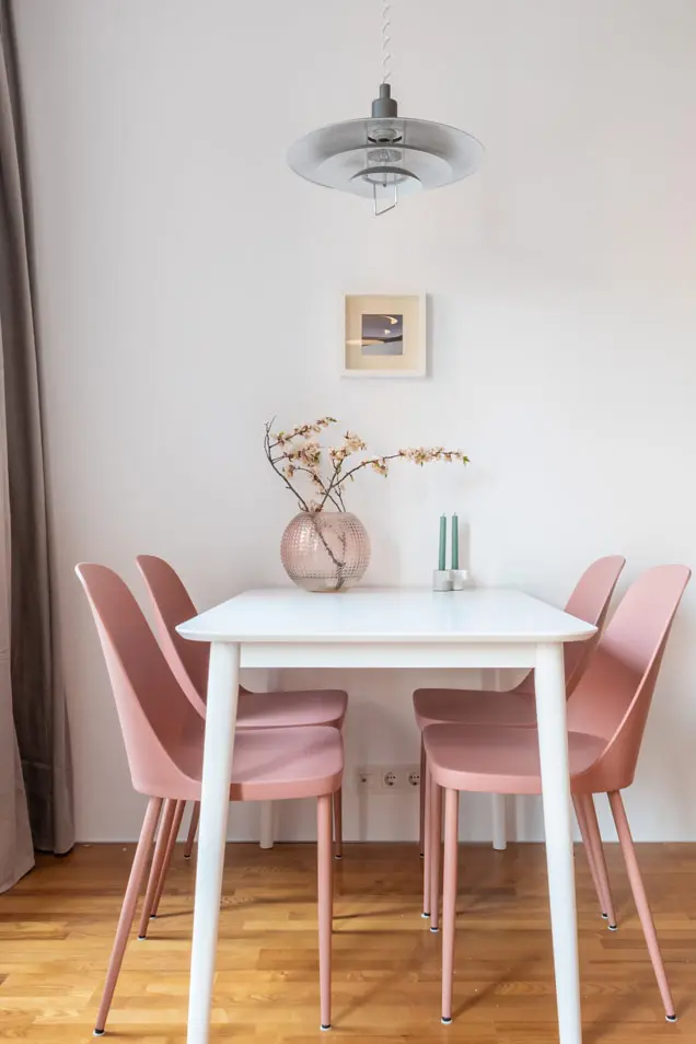 Sala de estar con estilo bohemio y microcemento en la pared
