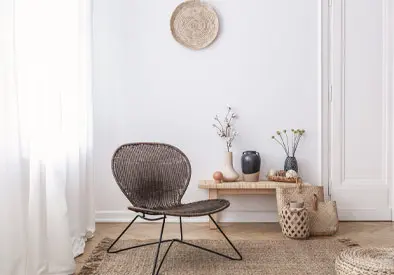 Sala de estar con pared de microcemento