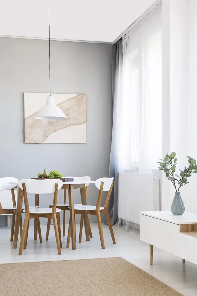 Acogedor salón con pared de microcemento