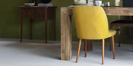 Comedor de estilo rústico y suelo de microcemento