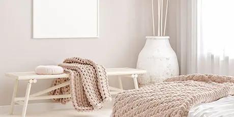 Dormitorio con decoración de microcemento en tonos claros