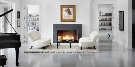 Salon con chimenea y suelo de microcemento