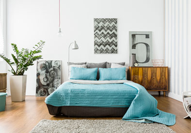 Dormitorio de matrimonio con ropa de cama azul
