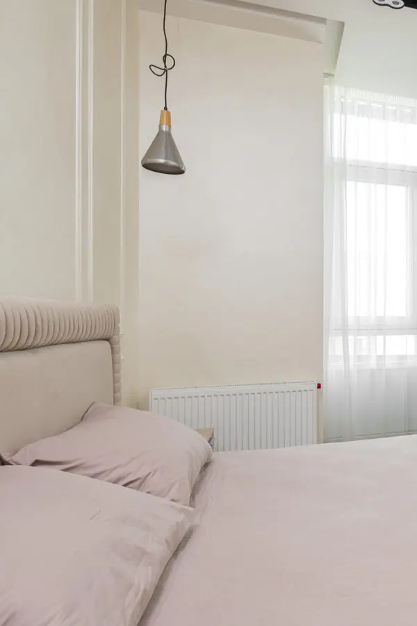 Dormitorio con revestimiento de pared en papel pintado
