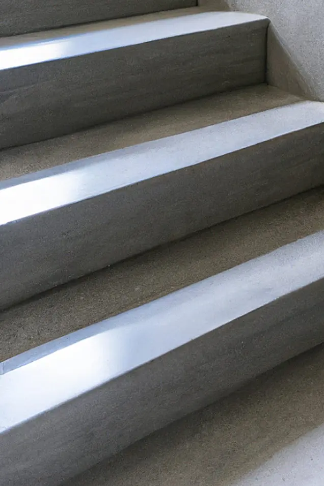 escalera de microcemento gris en el interior de una vivienda