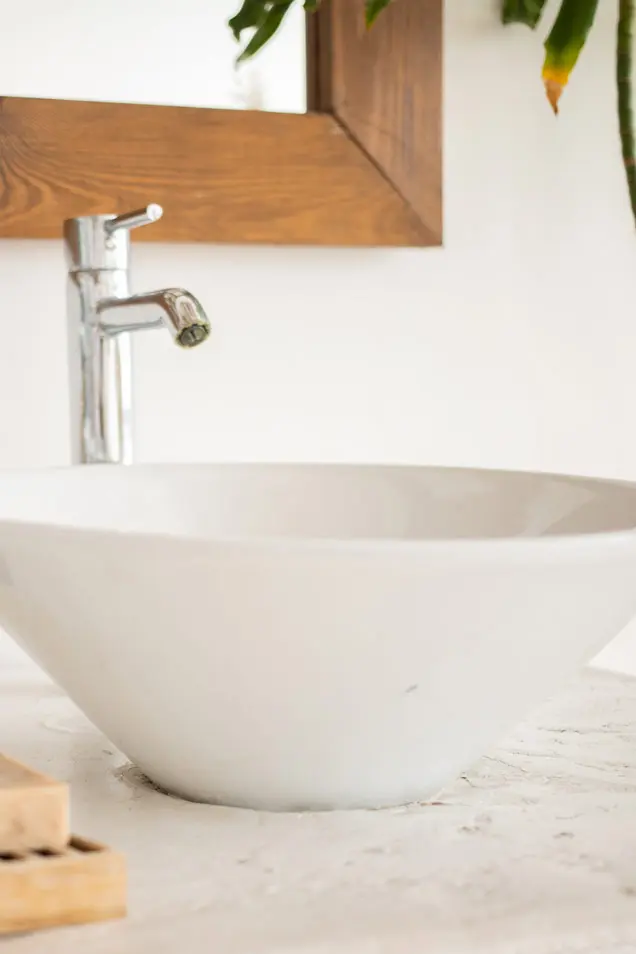 Baño de estilo nórdico con revestimiento de microcemento en la encimera del lavabo