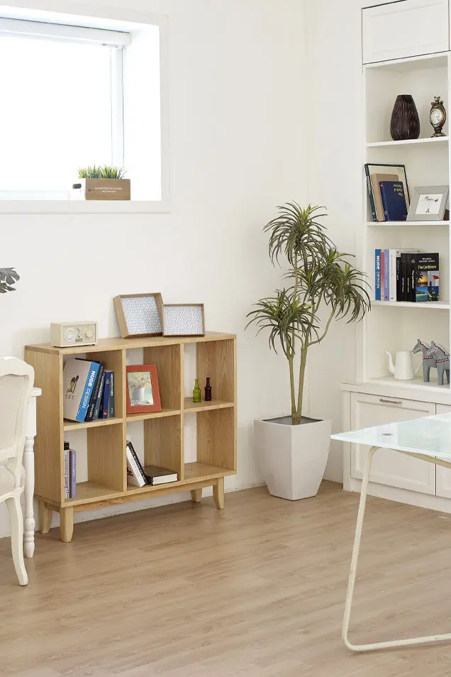 Estudio de estilo nórdico con pared blanca de microcemento
