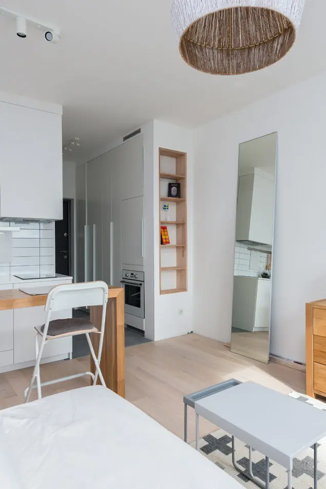 Coqueto loft de estilo nórdico y pared de microcemento