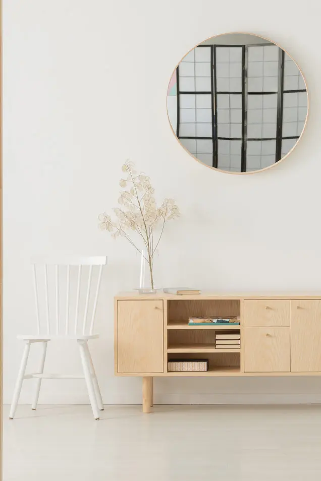 Bonito recibidor decorado con estilo nórdico y microcemento en la pared