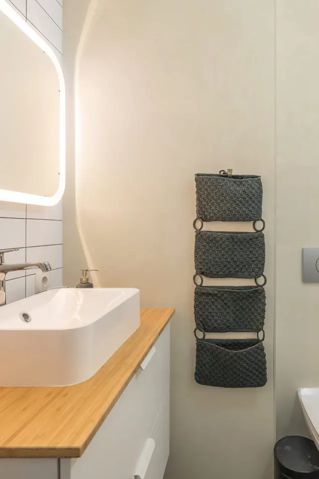 Bonito baño con pared de estuco veneciano en color vainilla
