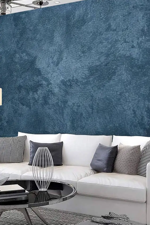 Pared de salón decorada con estuco veneciano color azul