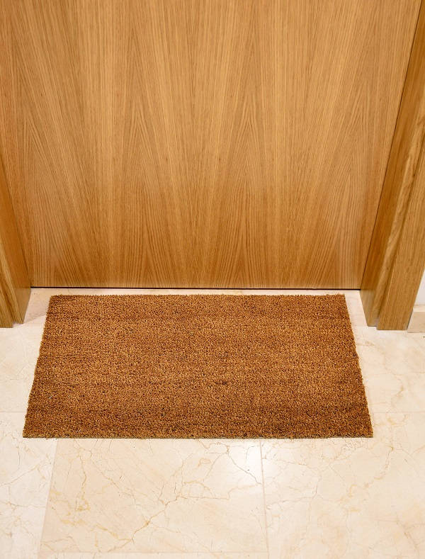 Felpudo marrón puerta de piso madera