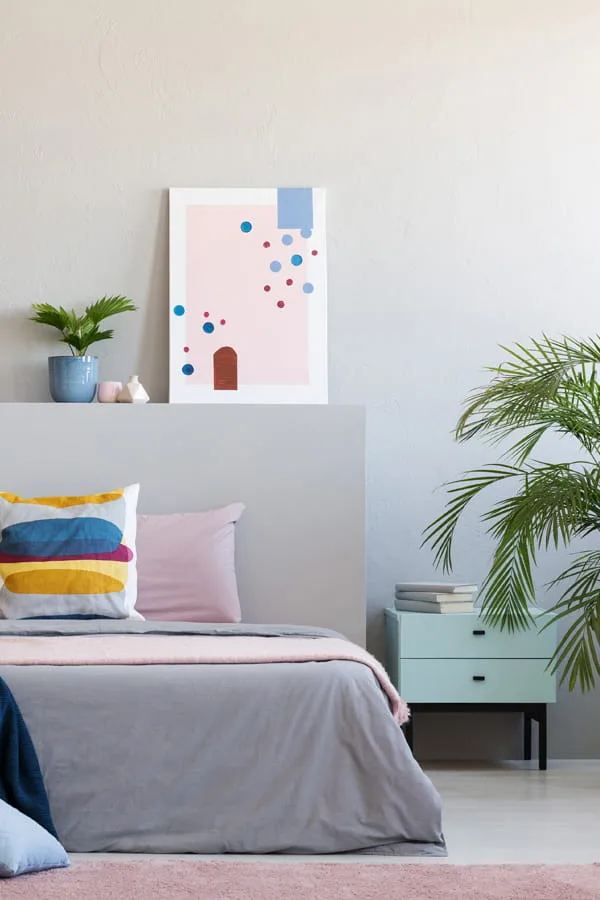 Dormitorio infantil decorado con cuadro