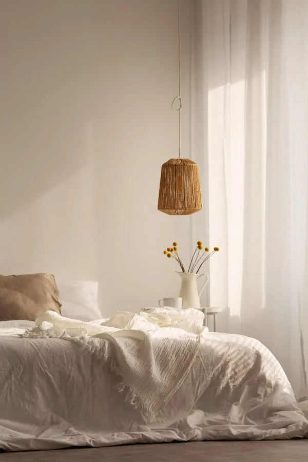 Cuarto decorado con ropa de cama blanca