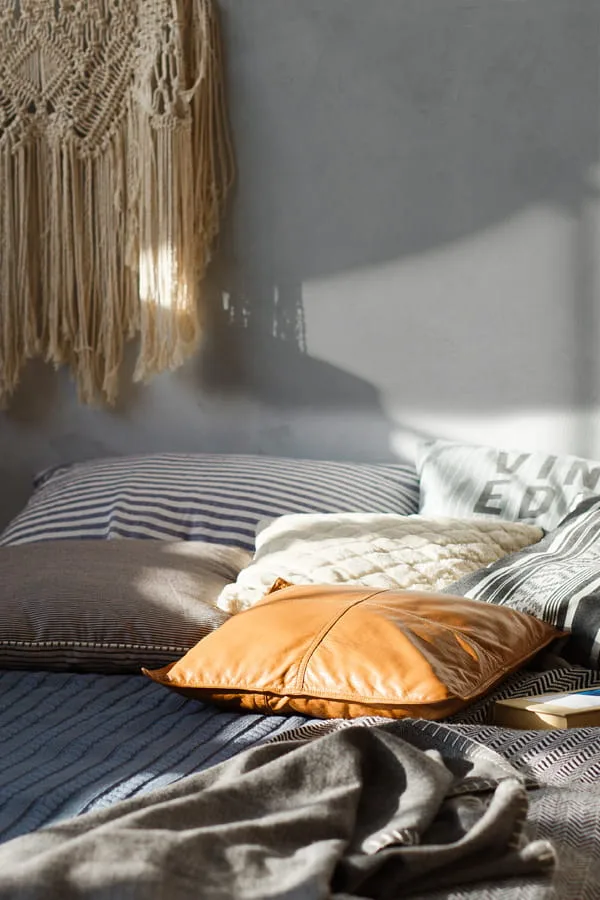 Habitación decorada con cabecero de microcemento