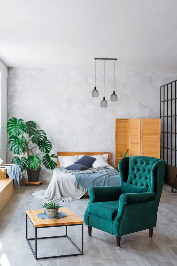 Habitación grande decorada con butaca y mesa de centro