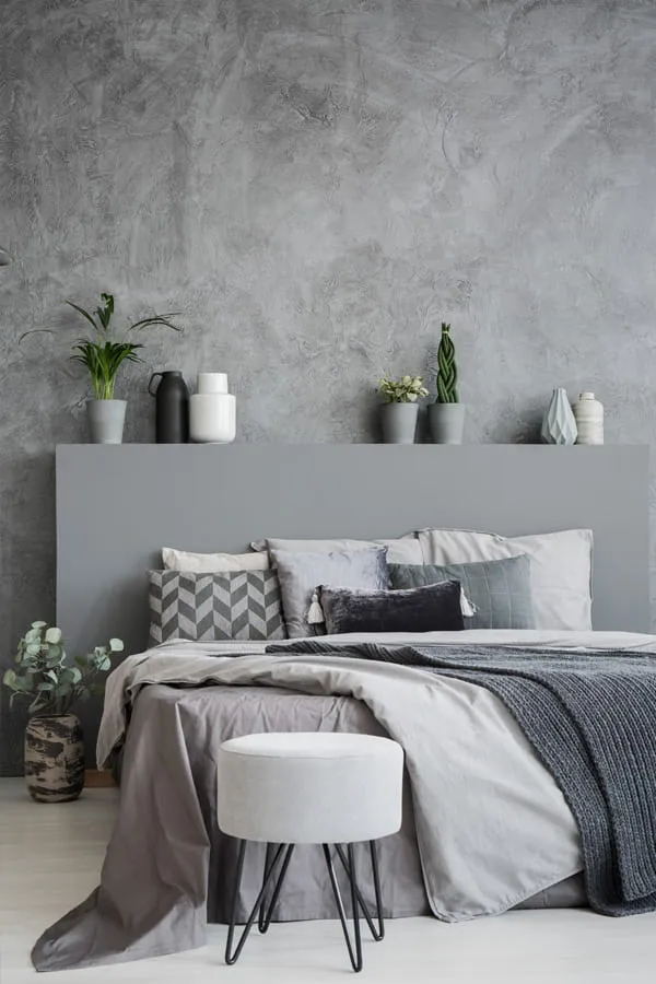 Habitación decorada con cabecero moderno